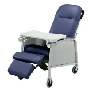 SILLÓN RECLINABLE DE TRES POSICIONES MANUAL, CON RUEDAS Y FRENOS. ROYAL BLUE